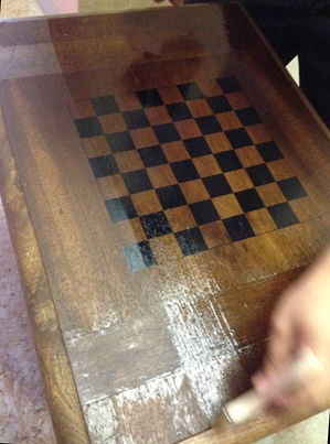 Вскрываем лаком шахматную доску